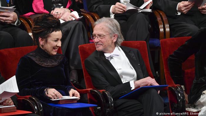 Olga Tokarczuk e Peter Handke na entrega do Prêmio Nobel de Literatura em Estocolmo em 12 de outubro de 2019.