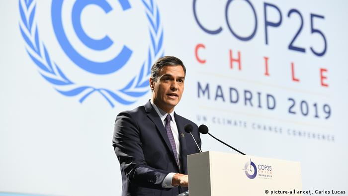 Premiê espanhol, Pedro Sánchez discursa diante de logomarca da COP25