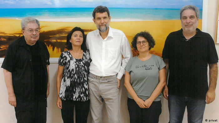 Silivri ziyareti: (Soldan sağa) Zeki Türkkan, Ayşe Buğra, Osman Kavala, Asena Günal ve Yiğit Ekmekçi