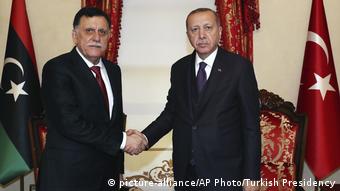 Le président turc Recep Tayyip Erdogan en compagnie de Fayez Mustafa al-Sarraj, le Premier ministre du gouvernement d'Union nationale reconnu par l'ONU le 15 décembre 2019 à Istanbul (Turquie)