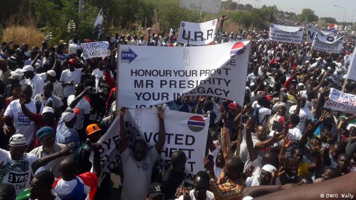 Gambia Protest gegen Präsident Adama Barrow, Rücktrittsforderung (DW/O. Wally)