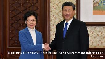 China Peking | Carrie Lam, Regierungschefin Hong Kong & Xi Jinping, Präsident (picture-alliance/AP Photo/Hong Kong Government Information Services)