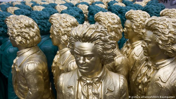 Grande número de bonecos de Beethoven em dourado e em verde 