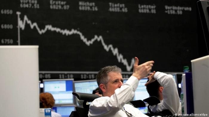 The line of a falling stock price (picture-alliance/dpa)