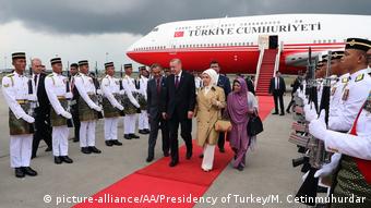Επίσημη υποδοχή για τον Ερντογάν και τη σύζυγό του σε παλαιότερη επίσκεψη στη Μαλαισία