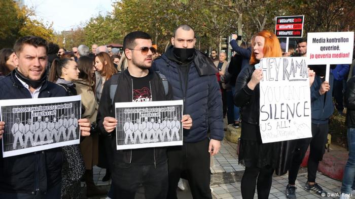 Albanien Jounalisten protestieren in Tirana (DW/A. Ruci)