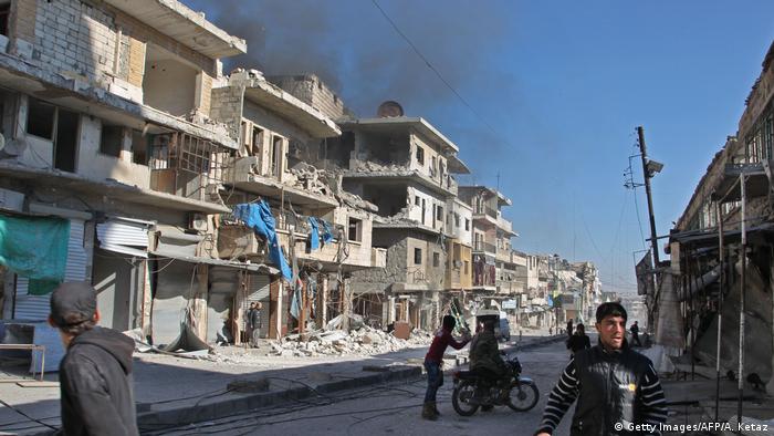 Suriye ordusu tarafından yoğun bombardımana maruz kalan Maaret el Numan kasabası