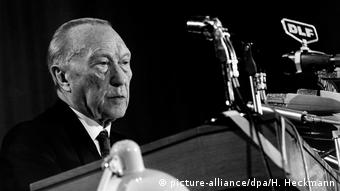 CDU'nun kurucularından olan Konrad Adenauer, Nazi rejiminin yıkılmasından sonra 1949'da yapılan ilk genel seçimlerde Almanya Federal Cumhuriyeti'nin ilk başbakanı seçildi ve 14 yıl bu görevi sürdürdü.