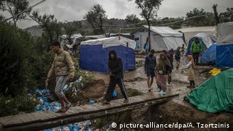 Πρόσφυγες και μετανάστες στη Μόρια της Λέσβου αναζητούν καταφύγιο από την κακοκαιρία