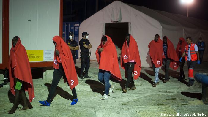 Symbolbild: Spanische Rettungskräfte bergen Migranten (picture-alliance/dpa/J. Merida)