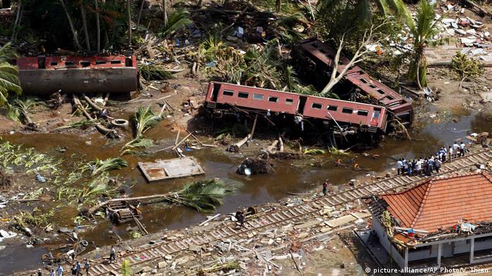 A train flung from its tracks from the huge wave in Sri Lanka in December 2004 (picture-alliance/AP Photo/V. Thian)