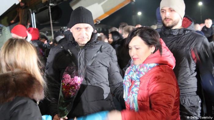 Освобожденных украинцев встречали в Борисполе с цветами