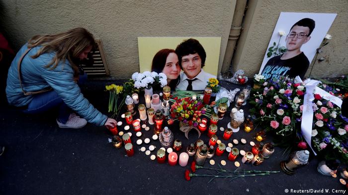 Свечи и цветы около фотографий Яна Куцияка и его невесты в Братиславе