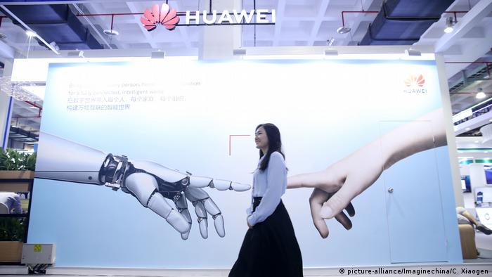 China Peking Huawei Messestand (picture-alliance/Imaginechina/C. Xiaogen)