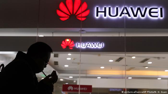 China Peking Huawei Geschäft (picture-alliance/AP Photo/N. H. Guan)