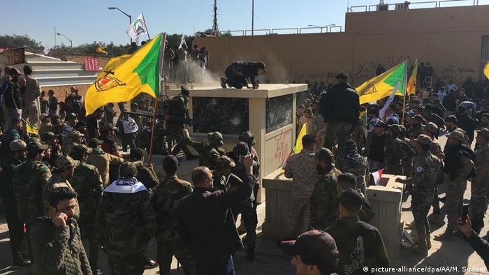 حمله معترضان عراقی به سفارت آمریکا در بغداد