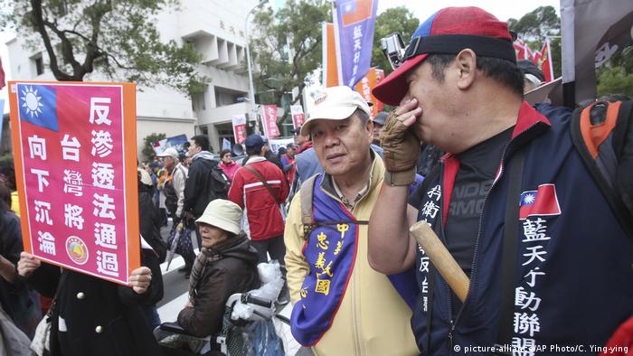 Taiwan Taipei | Proteste gegen das Anti- infiltration Bill gegen politische Einflußnahme Chinas (picture-alliance/AP Photo/C. Ying-ying)