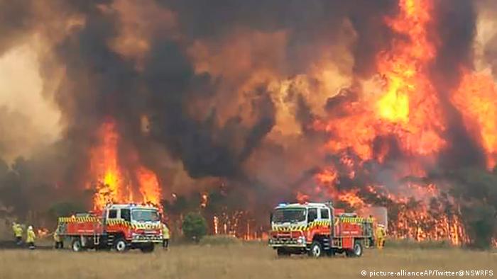 Australien Tote und Vermisste bei verheerenden Buschbränden (AP/Twitter@NSWRFS)