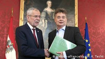 Österreich Jüngster Ex-Regierungschef der Welt ist bald wieder jüngster Regierungschef der Welt | Van der Bellen und Kogler (picture-alliance/dpa/H.-K. Techt)