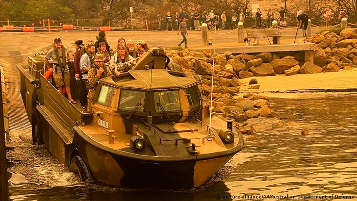 Australien WaldbrÃ¤nde Evakuierungen durch Marine (picture-alliance/AP/Australian Department of Defense)