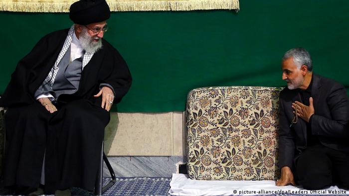قاسم سلیمانی در کنار رهبر جمهوری اسلامی، علی خامنه‌ای