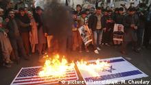 Pakistan Lahore | Flagge der USA und Israels Brennen während Demonstrationen nach Dronenangriff der USA 