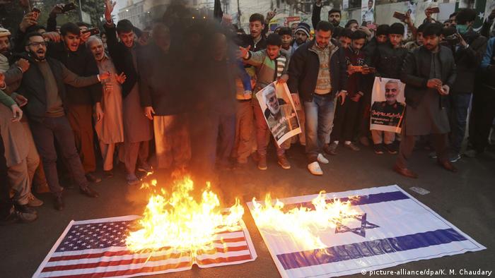 Pakistan Lahore | Flagge der USA und Israels Brennen während Demonstrationen nach Dronenangriff der USA (picture-alliance/dpa/K. M. Chaudary)