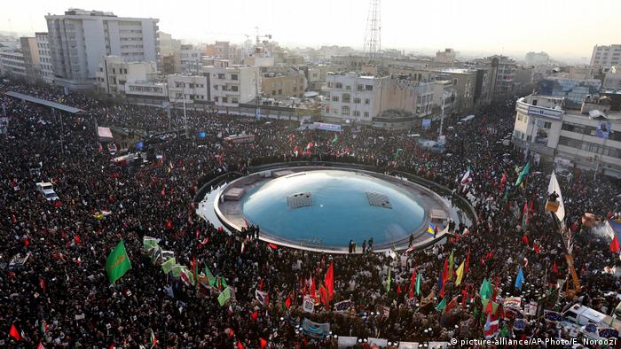 Foto de multitud en ceremonia para Soleimani en Teherán.