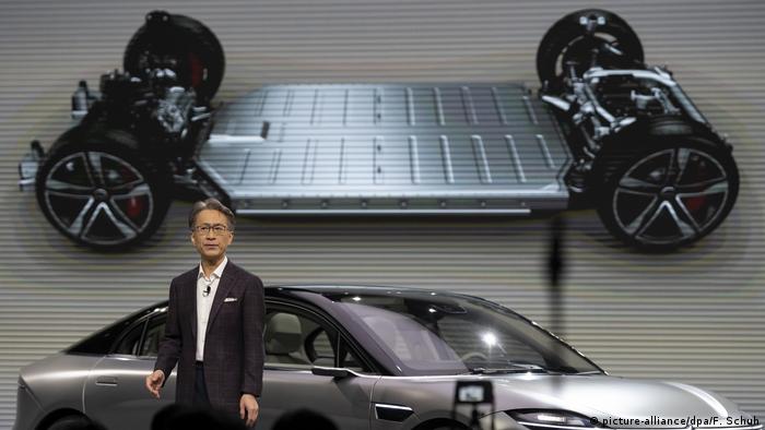 Выставка высоких технологий CES 2020 в Лас-Вегасе, глава Sony Кенихиро Ёсида представляет электроавтомобиль концерна Vision-S
