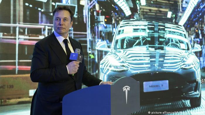 China Shanghai | Tesla Model 3, Elon Musk, CEO (picture-alliance/AP Photo/Chinatopix)