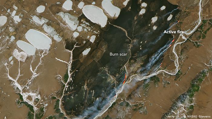 El fuego se encuentra con el hielo. La cicatriz de la quemadura claramente visible de uno de los muchos incendios forestales en Siberia en 2019.