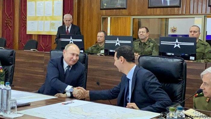 Presidente da Rússia, Vladimir Putin, cumprimenta o presidente da Síria, Bashar al-Assad, em Damasco, em 7 de janeiro