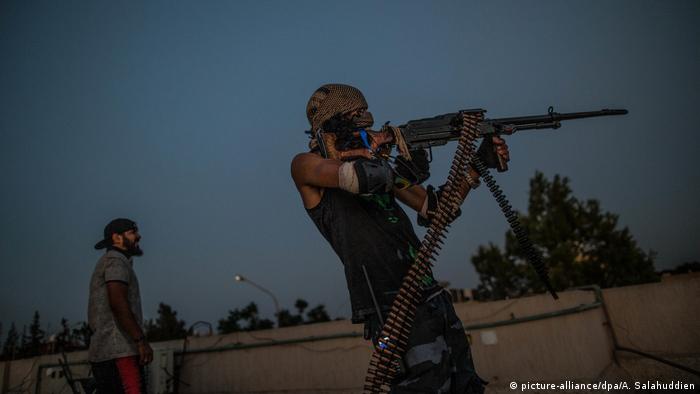 صورة من الأرشيف: تبادل لإطلاق النار بين قوات حفتر وقوات حكومة الوفاق الوطني