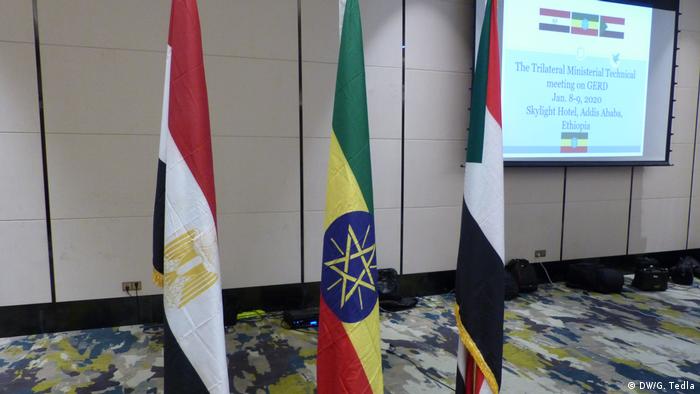 Äthiopien Addis Abeba | Diskussion Blue Nile & Renaissance-Damm | Flaggen (DW/G. Tedla)