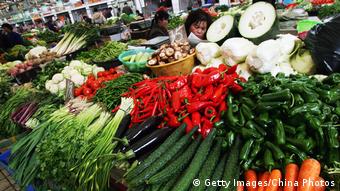 На рынке в Ухане можно приобрести не только привычные продукты питания, но и экзотических животных, морских гадов, насекомых 