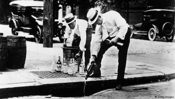 Двама мъже унищожават алкохол по време на сухия режим в САЩ