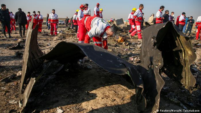 Iran Flugzeugabsturz Ukraine International Airlines | Wrackteile bei Teheran (Reuters/Wana/N. Tabatabaee)