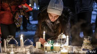 Kanada Montreal | Mitglieder der iranischen Community trauern nach Flugzeugabsturz im Iran (picture-alliance/AP Images/A. Wyld)