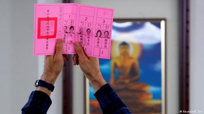 Taiwan Präsidentschaftswahl 2020 | Stimmabgabe in Taipeh (Reuters/T. Siu)