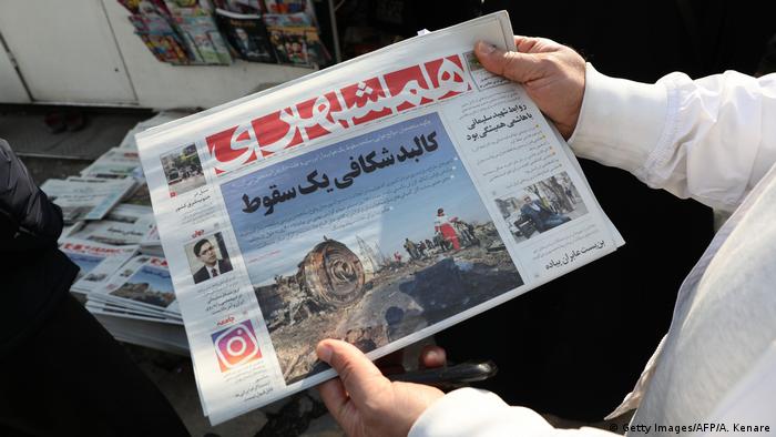Иранская газета с фотографией с места авиакатастрофы