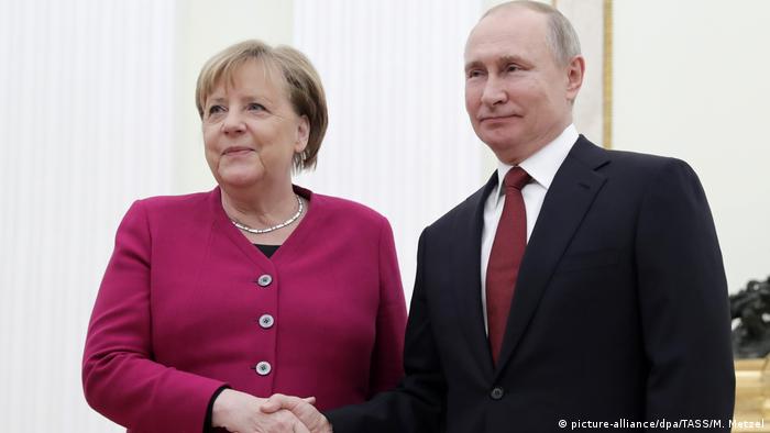 Russland Deutschland Merkel und Putin Treffen (picture-alliance/dpa/TASS/M. Metzel)