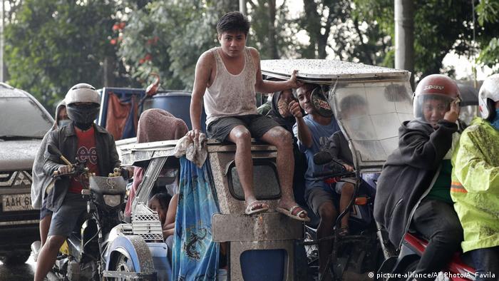 Evacuación de habitantes en Tagaytay, en las afueras de Manila.