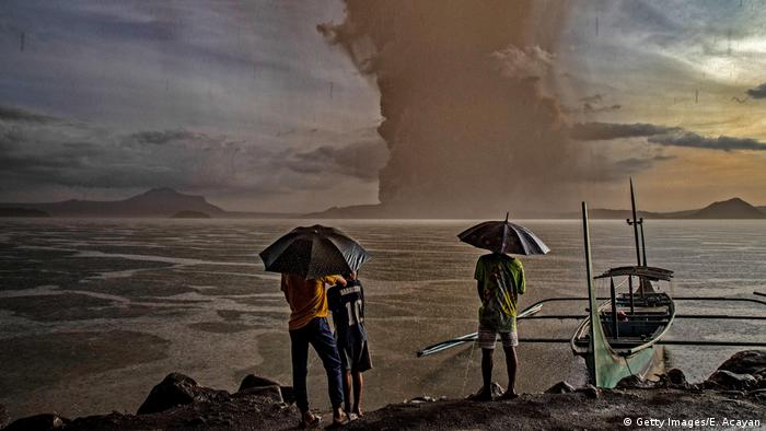 Habitantes de Talisay, Fliipinas, observan la erupción del volcán Taal. (12.01.2020).