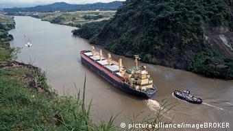 Panamakanal Schiffe (picture-alliance/imageBROKER)
