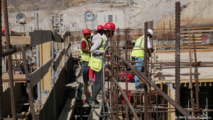 Workers standing on the construction site of the Grand Ethiopian Dam (DW/M. Gerth-Niculescu)