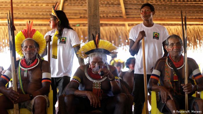O cacique Raoni (c.) durante o encontro no Xingu