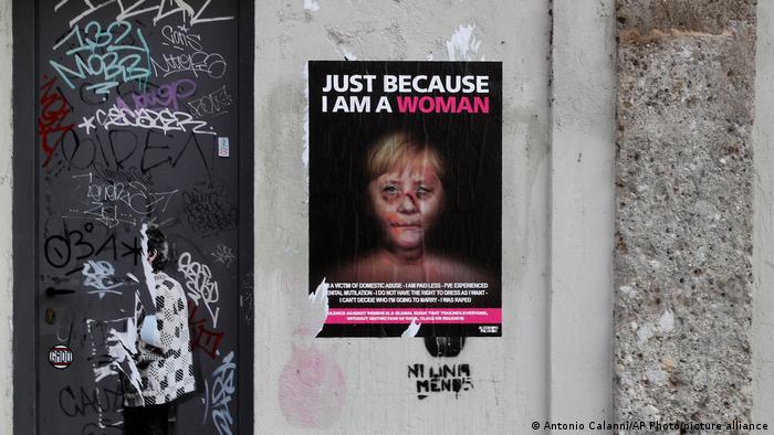 Künstler provoziert mit Merkel-Porträt als Gewaltopfer in Mailand (AP/A. Calanni)