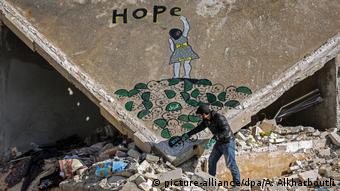 Άρση κυρώσεων για την ανοικοδόμηση της Συρίας προτείνει η Νταγκντελέν