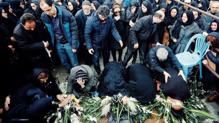سوگواری خانواده چهار قربانی سقوط هواپیمای اوکراینی در مراسم خاکسپاری آنان در همدان