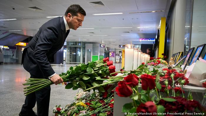 Президент Украины Владимир Зеленский в аэропорту Борисполь возлагает цветы в память о пассажирах украинского самолета, сбитого иранскими ракетами под Тегераном 